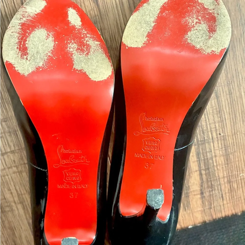 EUC AUTHENTIC Christian Louboutin
Very privé patent leather peep toe heels - Picture 9 of 10